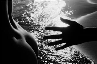 LUCIEN CLERGUE NU A LA MAIN, CAMARGUE 2010 Signed, numbered 1/30 front and back Silver print with frame 30 X 40 cm Gift of Atelier Lucien Clergue 2024 Lucien Clergue was born in Arles in 1934. In 1953, at a bullfight in Arles, he approached Pablo Picasso to show him his work, which Picasso immediately appreciated. Through Picasso, he met Jean Cocteau, who entrusted him with the photographic reportage for his film Le Testament d'Orphée. At first, his work focused on life and death (bullfightin - Lucien Clergue