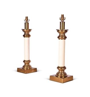 A PAIR OF FAUX SNAKESKIN AND BRASS COLUMNAR TABLE LAMPS BY THE REMBRANDT LIGHT COMPANY, CIRCA 1960 - Rembrandt van Rijn